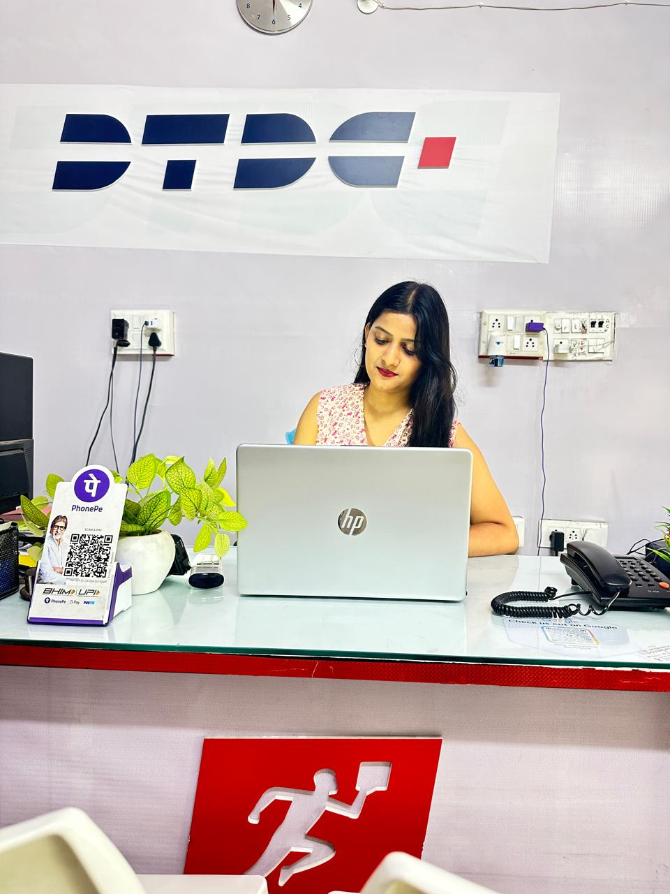Reception & Customer Lounge